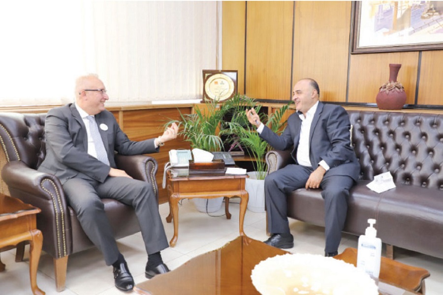 0894d770 رئيس جامعة اليرموك الدكتور إسلام مساد يتحدث للزميل احمد التميمي 